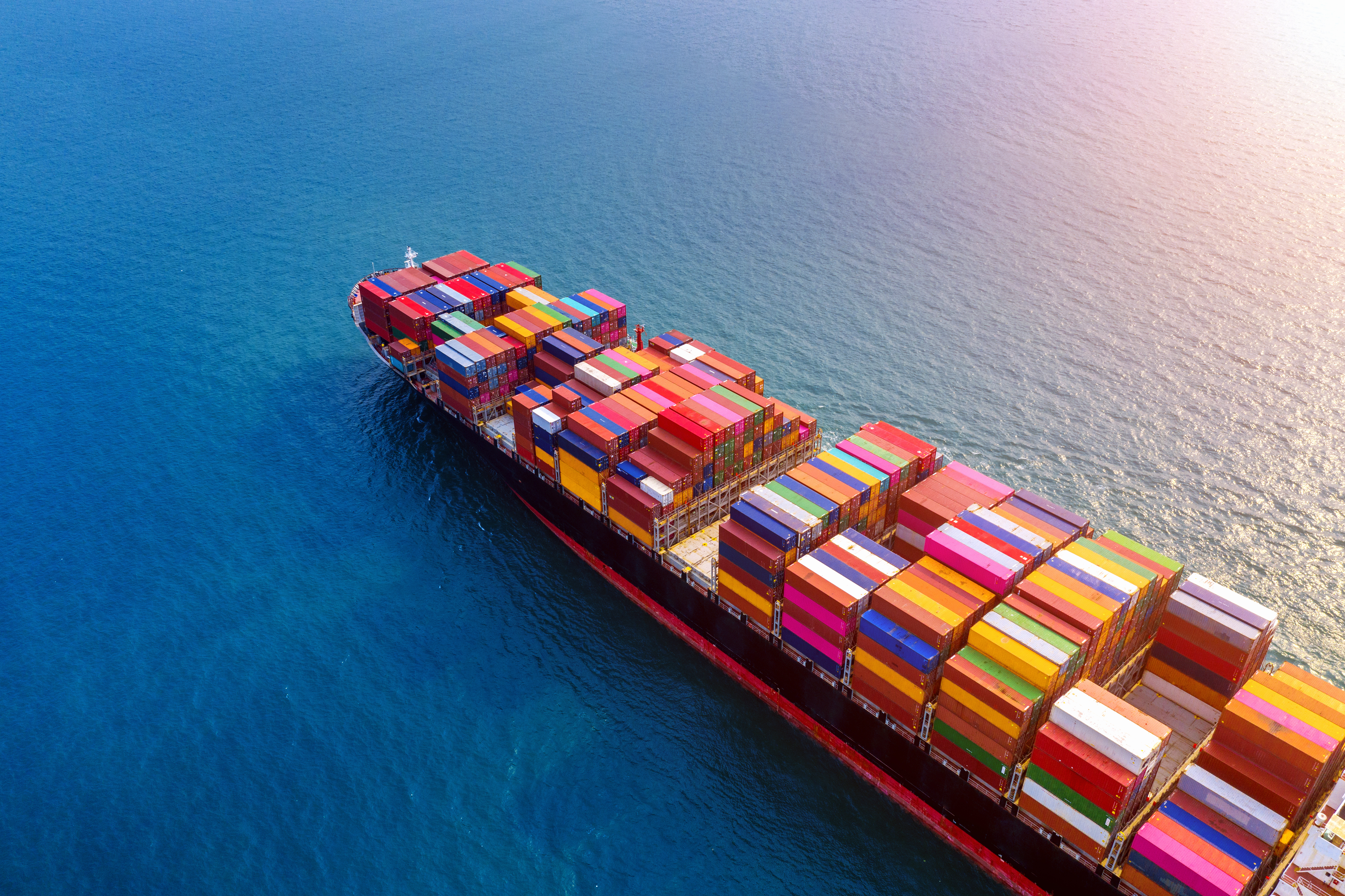 Navire de commerce transportant des conteneurs